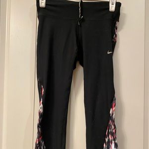 Size XS Nike cropped leggings!